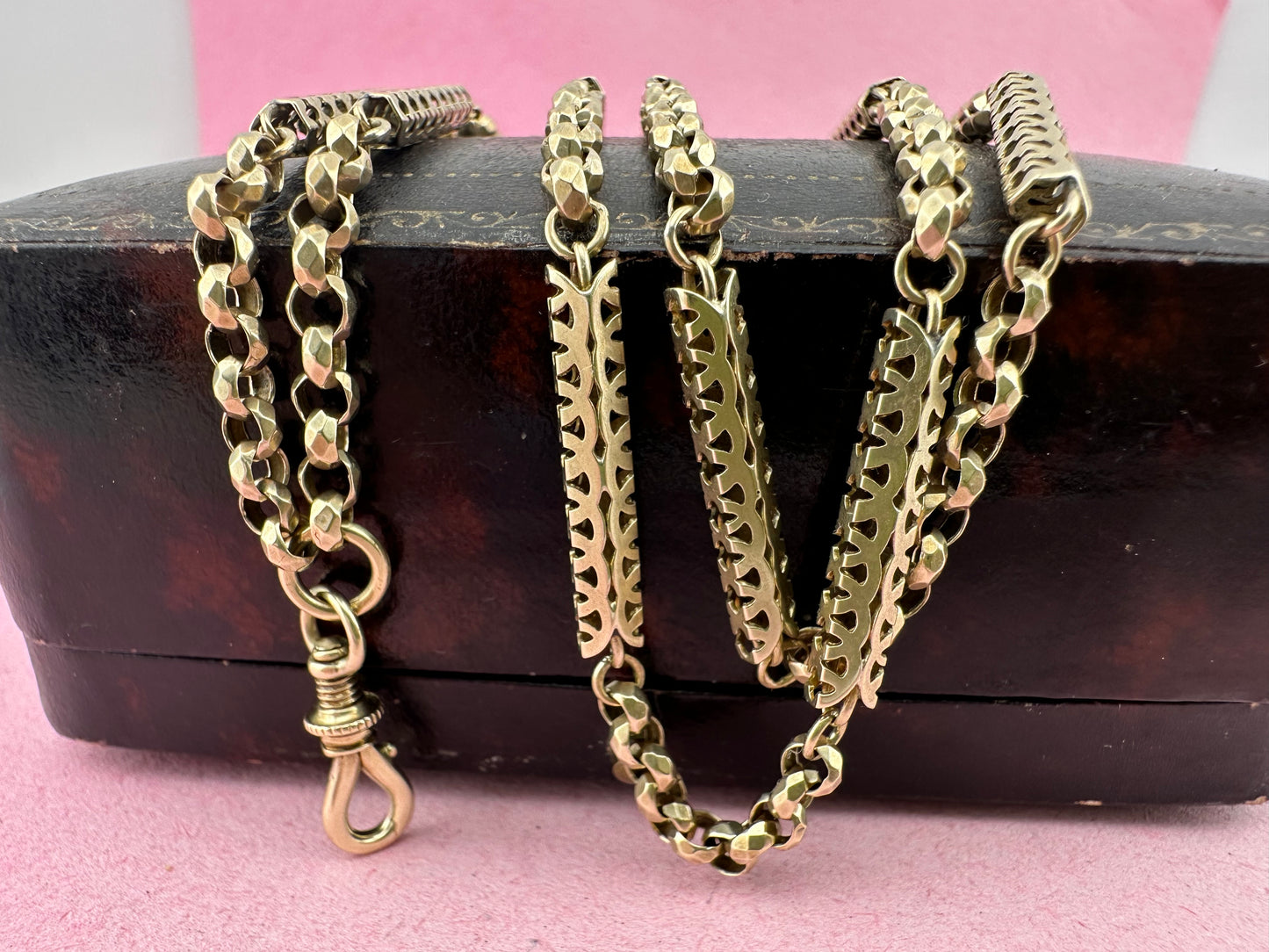 Antique 9ct Gold Fancy Bar and faceted Belcher chain with screw top dogclip