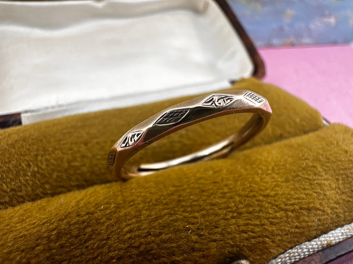 Antique 9ct Rose Gold faceted & engraved split ring