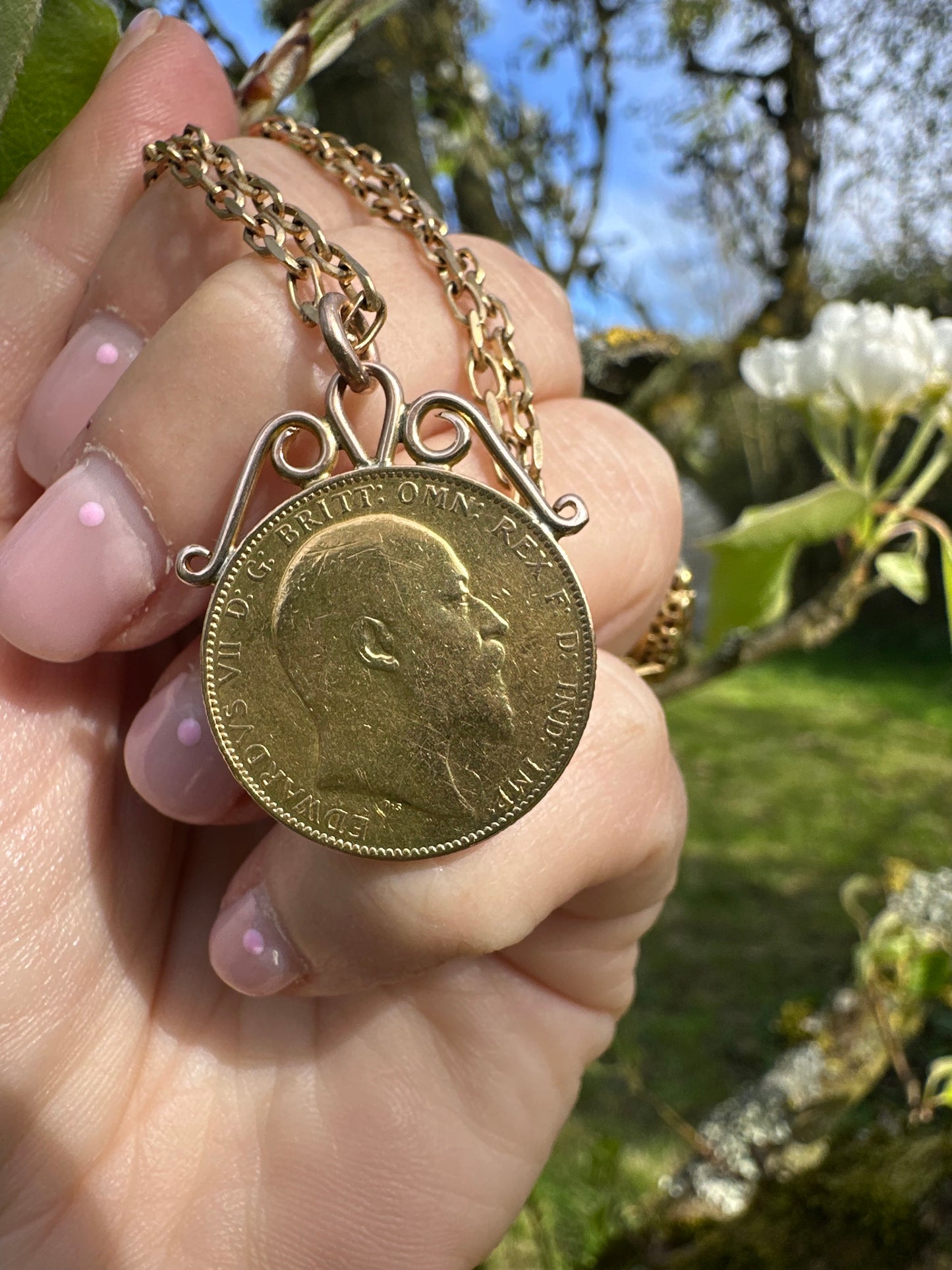 22ct Gold 1902 Full Sovereign with 9ct gold mount