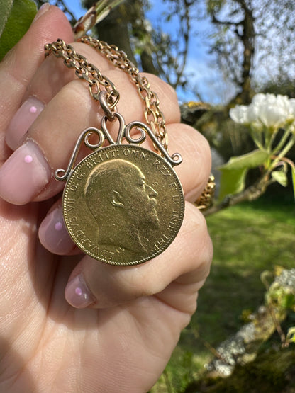 22ct Gold 1902 Full Sovereign with 9ct gold mount