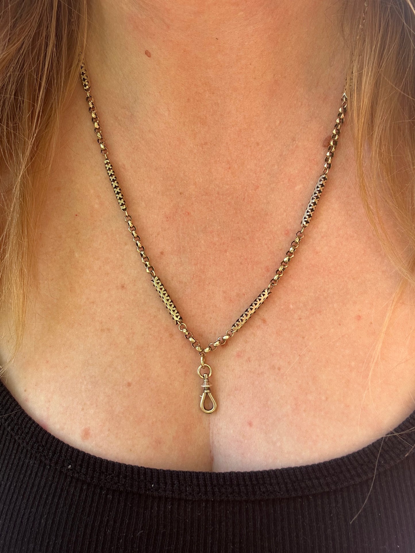 Antique 9ct Gold Fancy Bar and faceted belcher chain with screw top dog clip