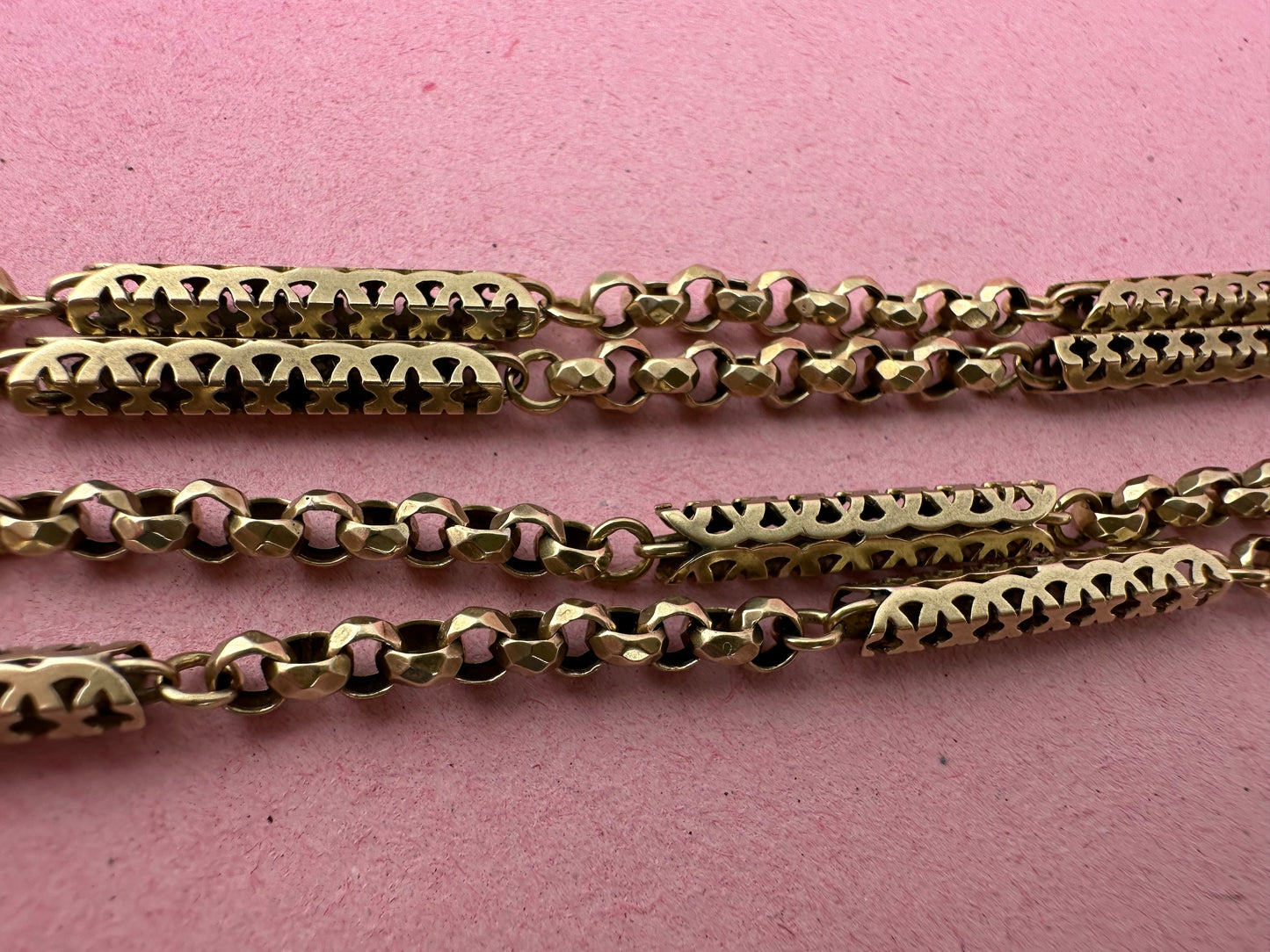 Antique 9ct Gold Fancy Bar and faceted Belcher chain with screw top dogclip
