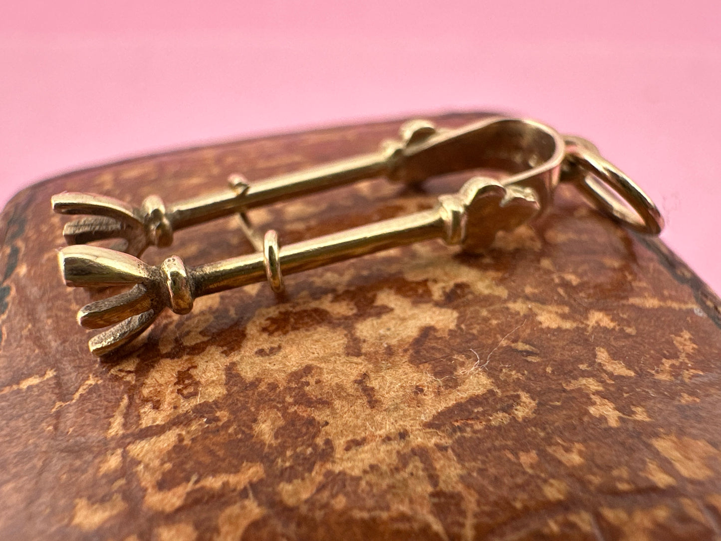 Vintage 9ct Gold Tongs charm
