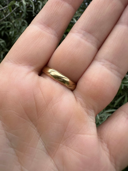Vintage 18ct Gold patterned band