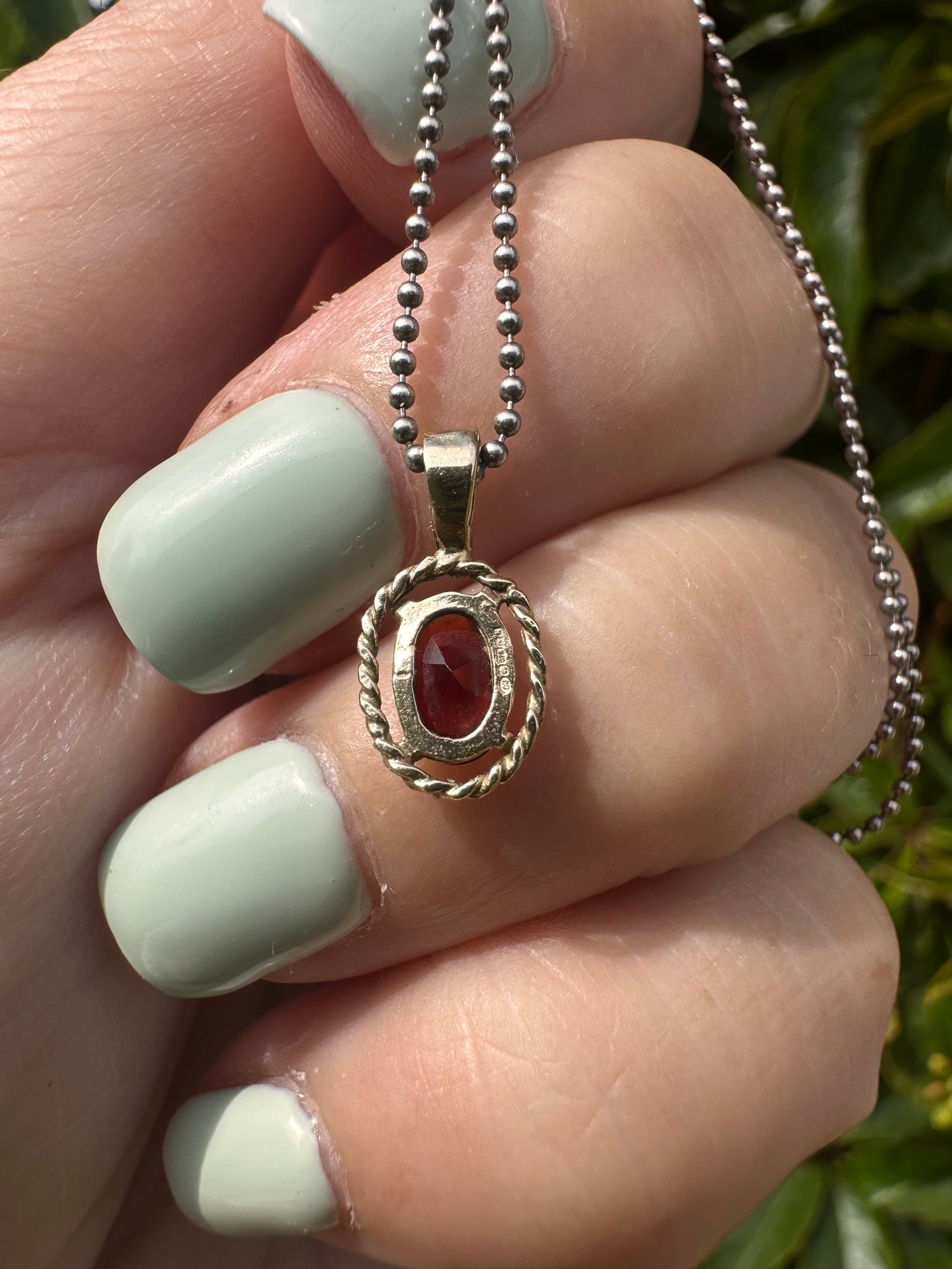 Vintage 9ct gold garnet pendant