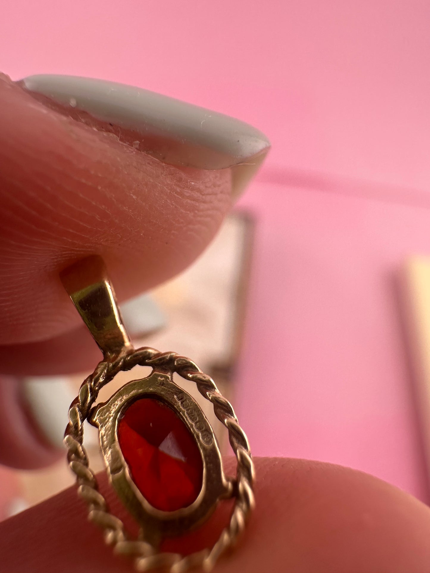 Vintage 9ct gold garnet pendant