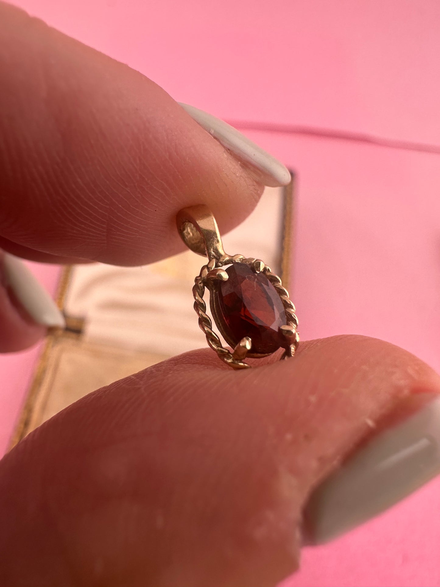 Vintage 9ct gold garnet pendant