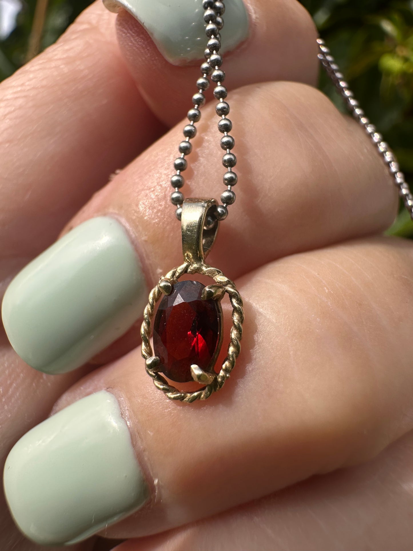 Vintage 9ct gold garnet pendant
