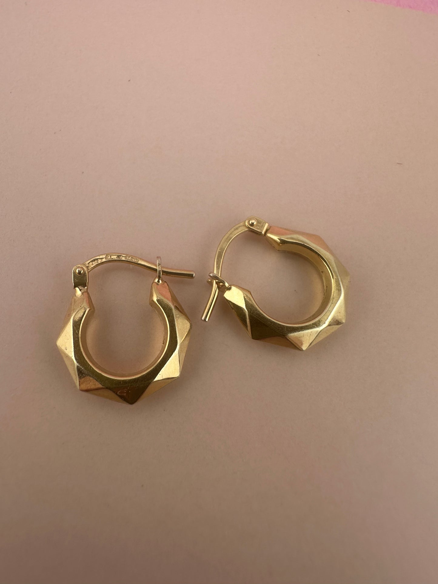 Vintage 9ct UnoAerre faceted hoops