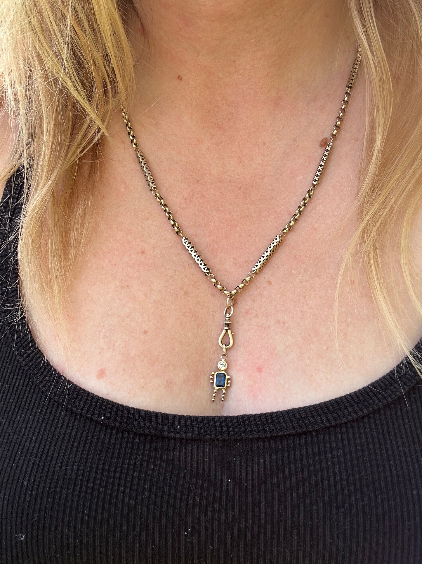 Antique 9ct Gold Fancy Bar and faceted belcher chain with screw top dog clip