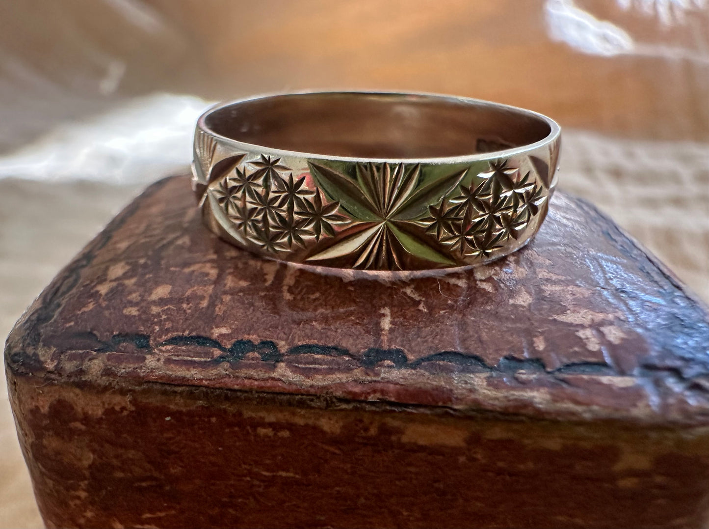 Vintage 9ct Gold Star Patterned band