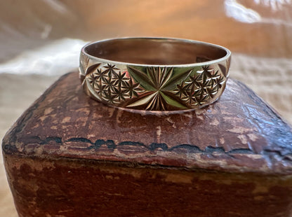 Vintage 9ct Gold Star Patterned band