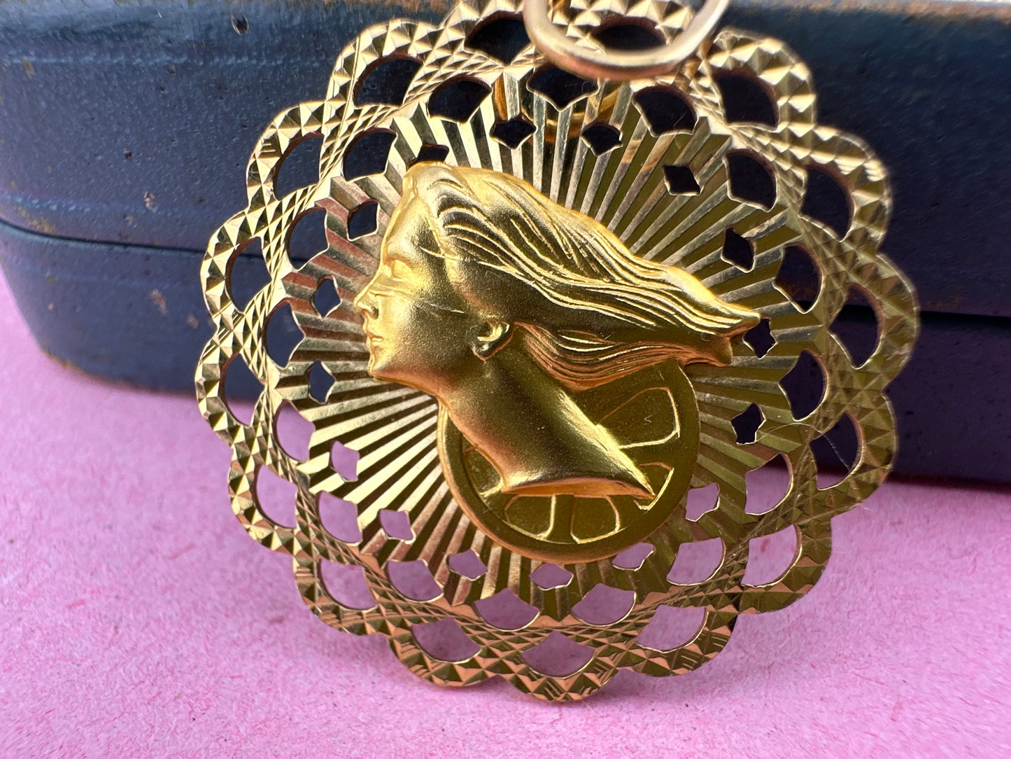 Vintage 18ct Gold Fortuna Pendant