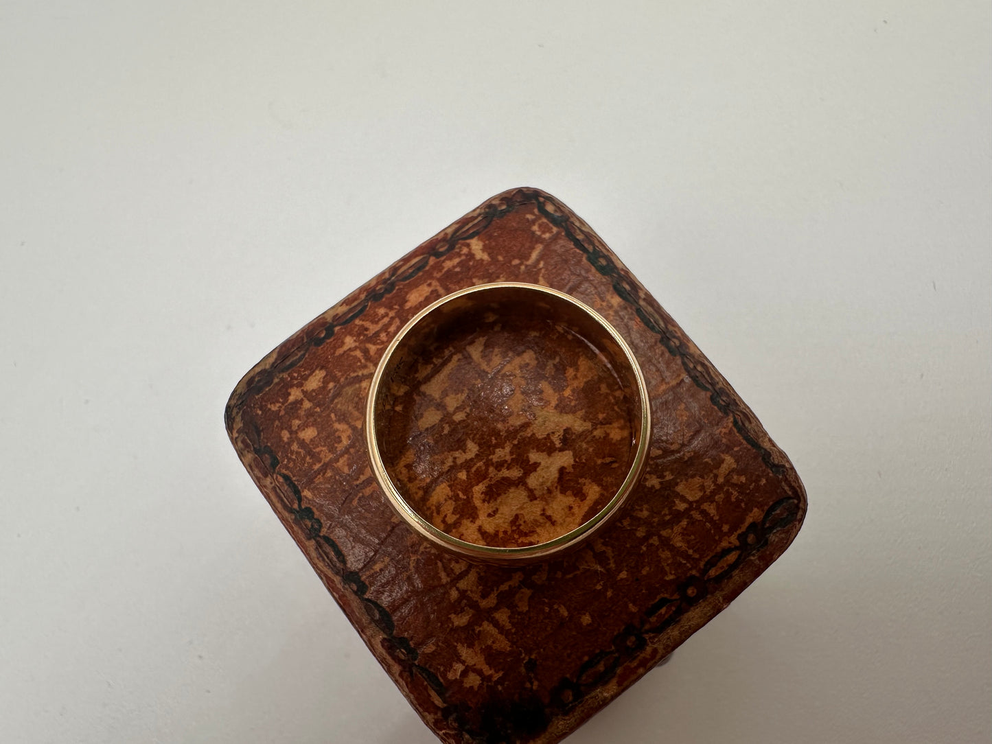 Vintage 14ct gold band with Flush set Diamond