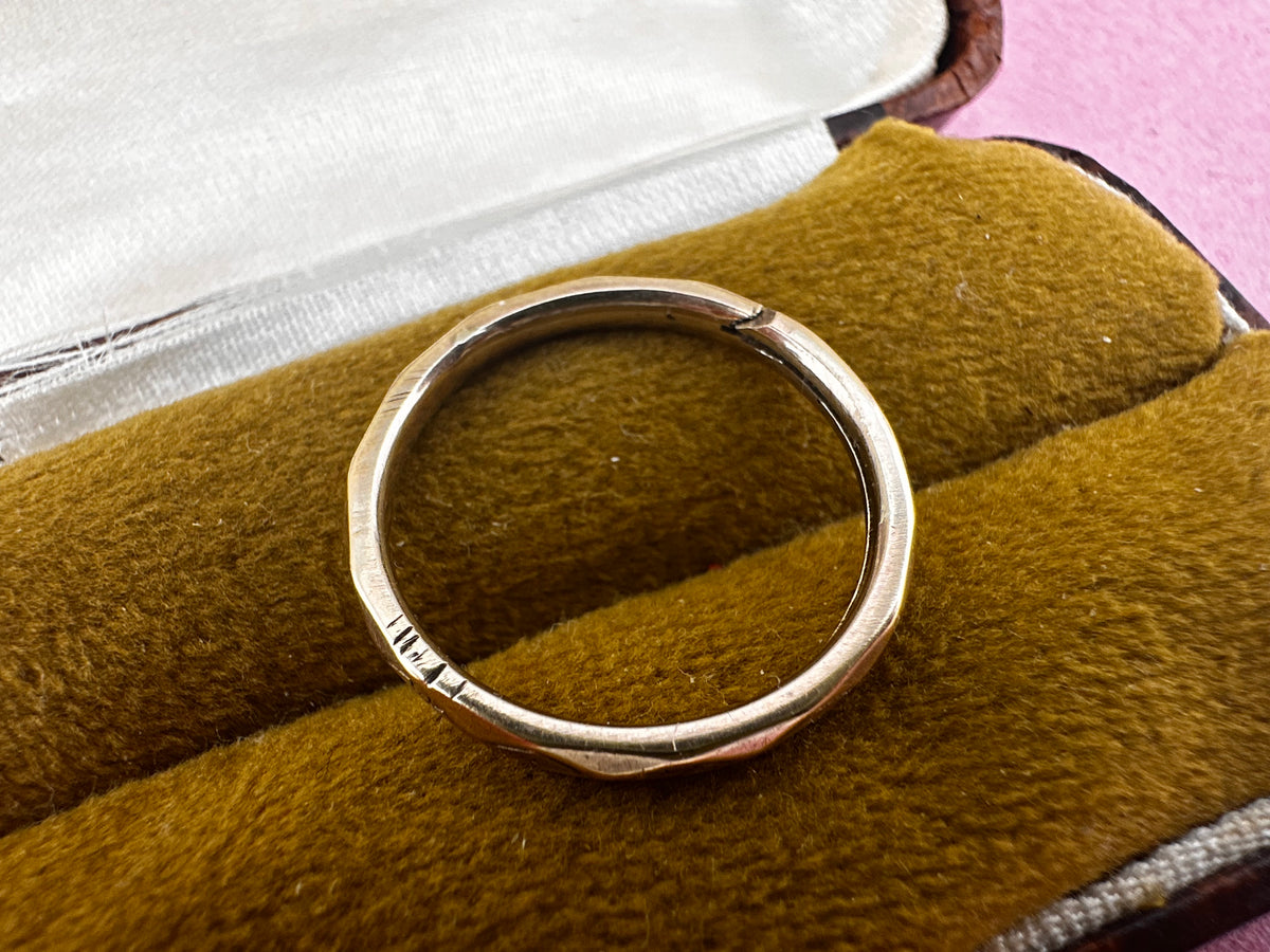 Antique 9ct Rose Gold faceted & engraved split ring