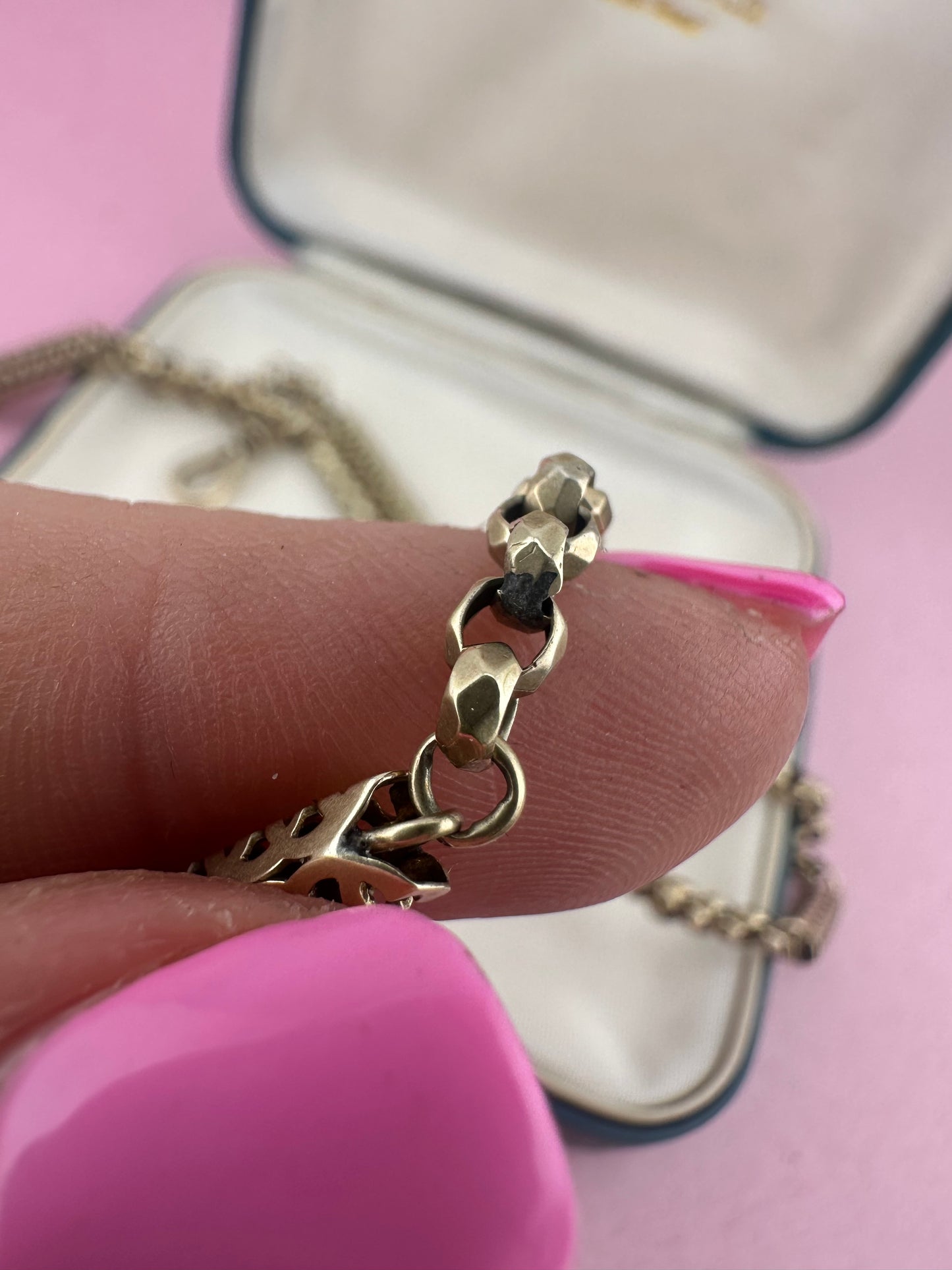 Antique 9ct Gold Fancy Bar and faceted belcher chain with screw top dog clip