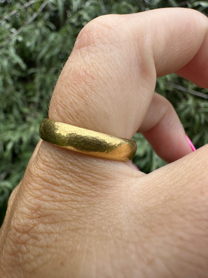Antique 22ct Gold Hammered texture band
