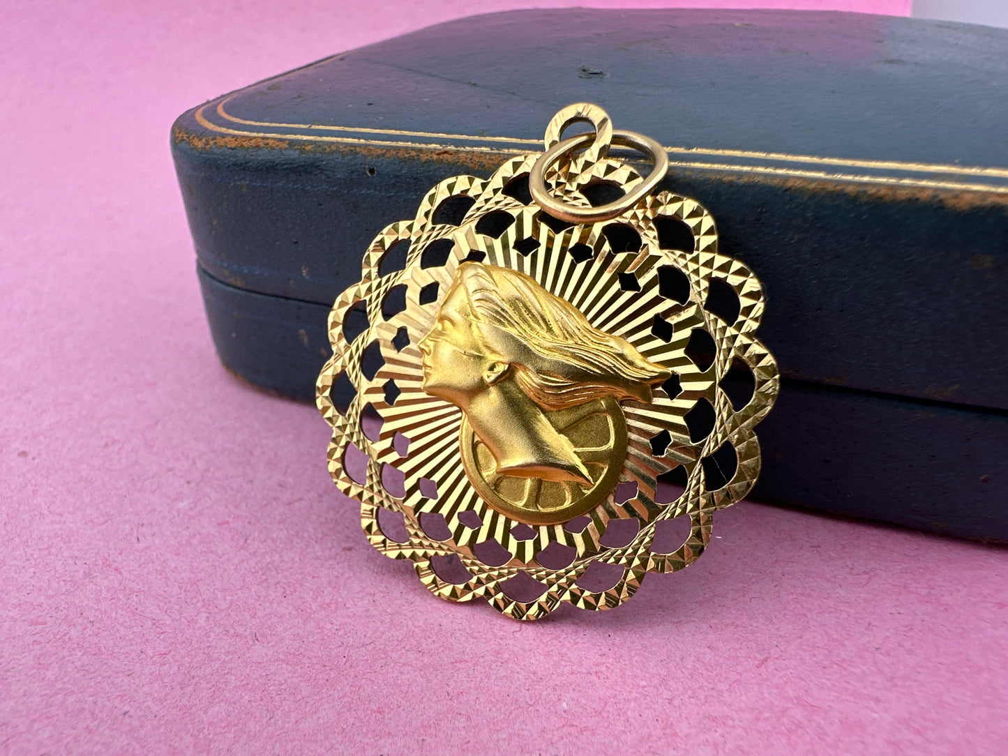 Vintage 18ct Gold Fortuna Pendant