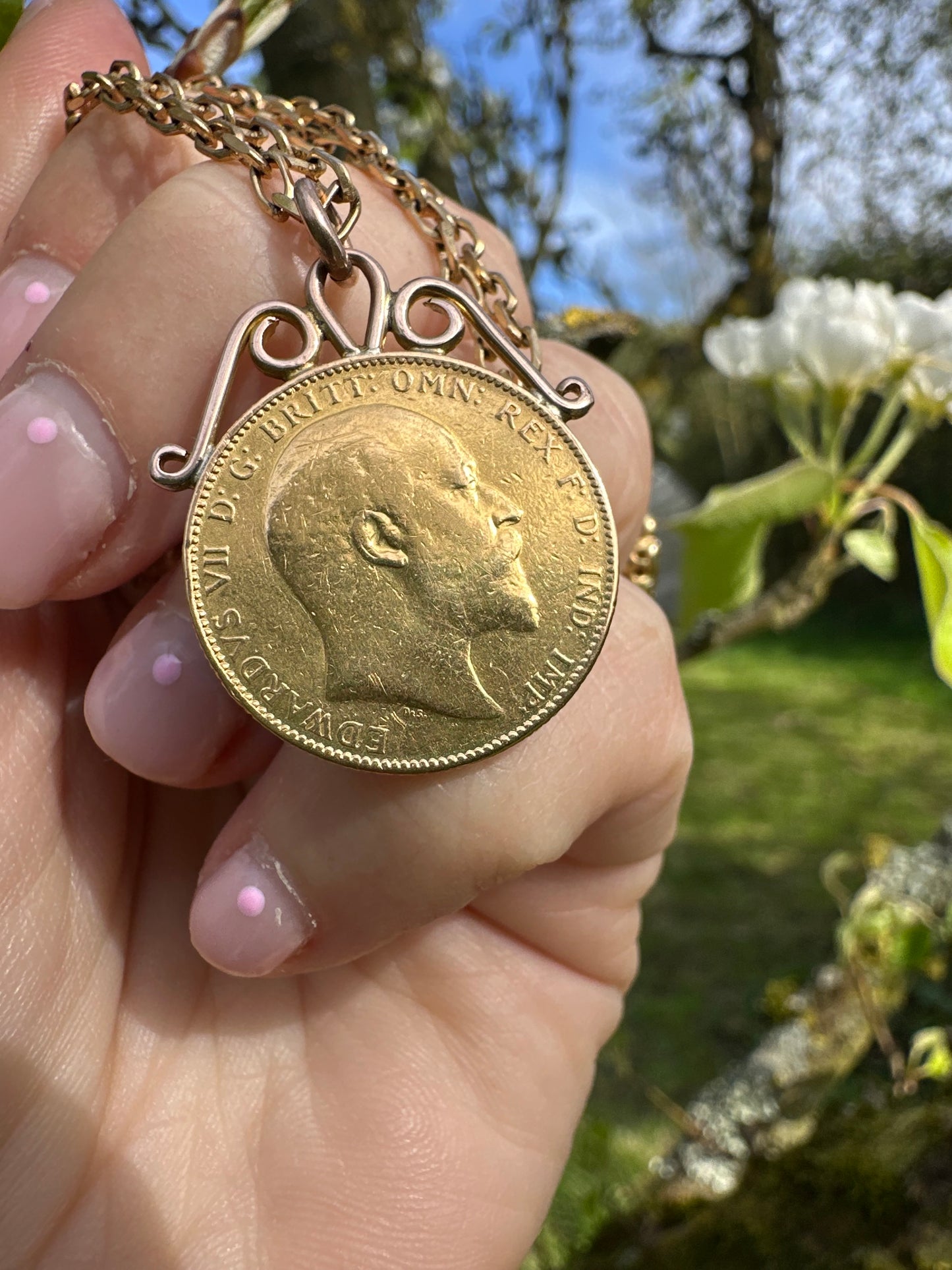22ct Gold 1902 Full Sovereign with 9ct gold mount