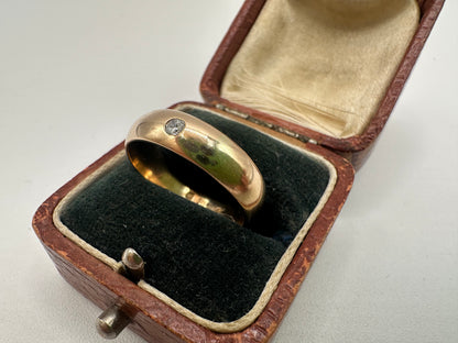 Vintage 14ct gold band with Flush set Diamond