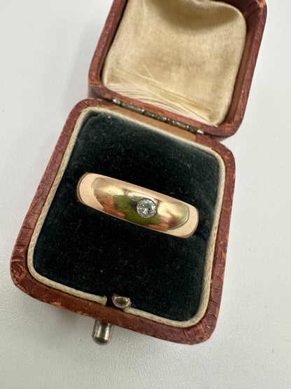 Vintage 14ct gold band with Flush set Diamond