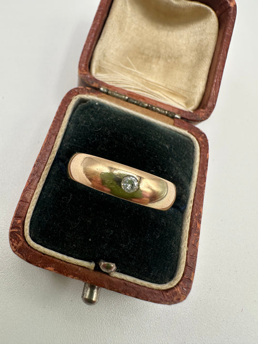 Vintage 14ct gold band with Flush set Diamond