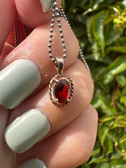 Vintage 9ct gold garnet pendant