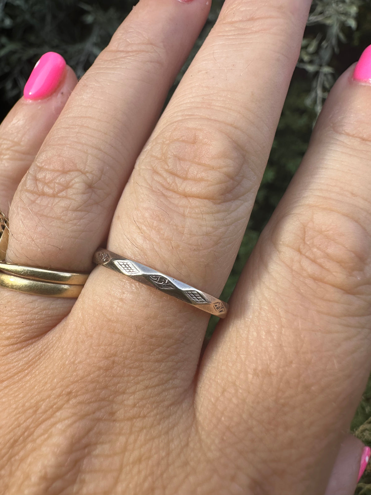 Antique 9ct Rose Gold faceted & engraved split ring