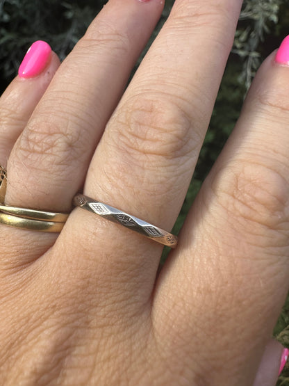 Antique 9ct Rose Gold faceted & engraved split ring