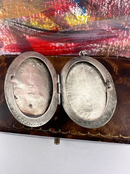 Sterling Silver Star patterned oval locket