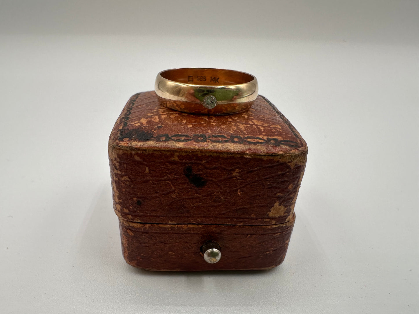 Vintage 14ct gold band with Flush set Diamond