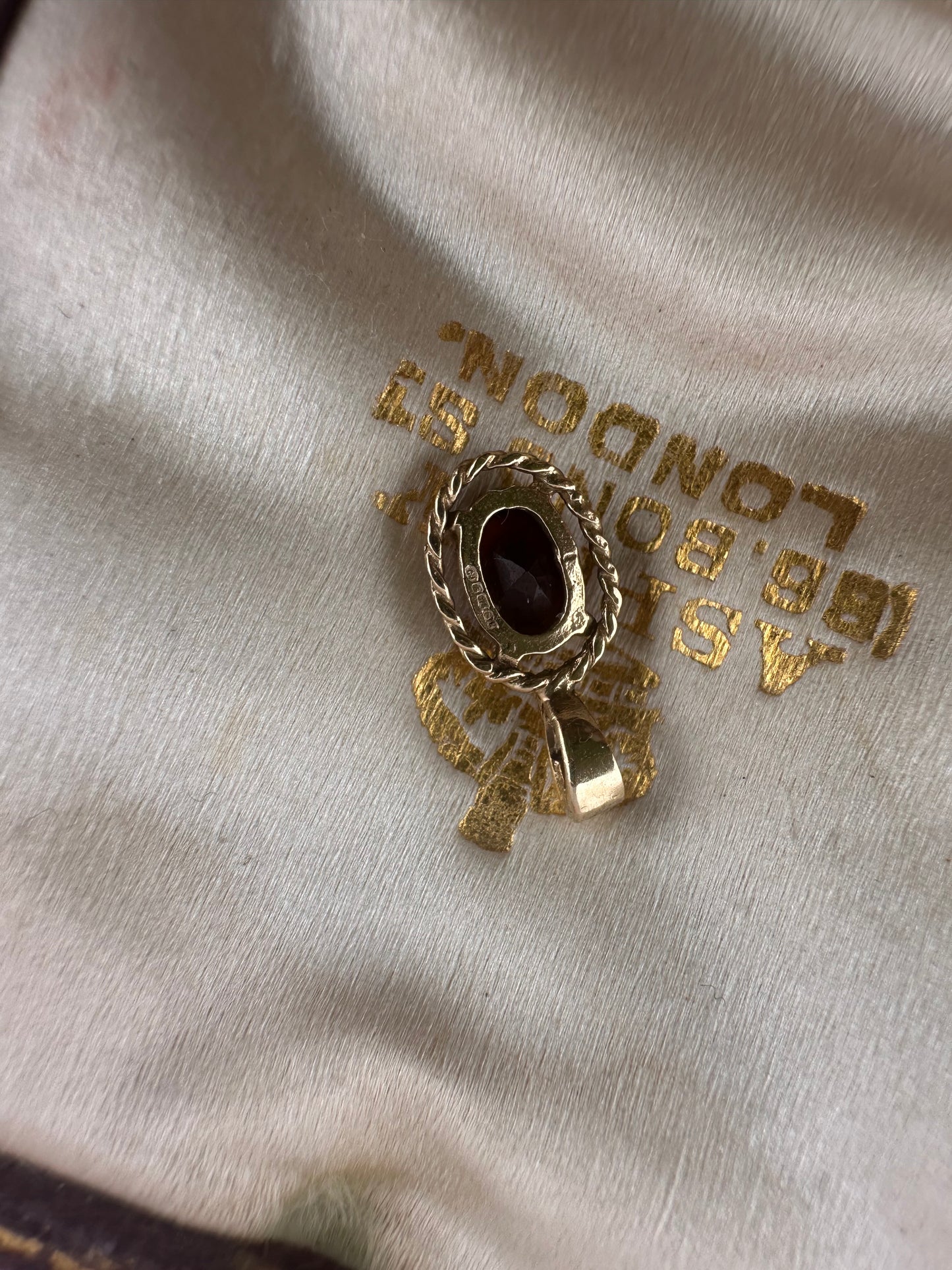 Vintage 9ct gold garnet pendant