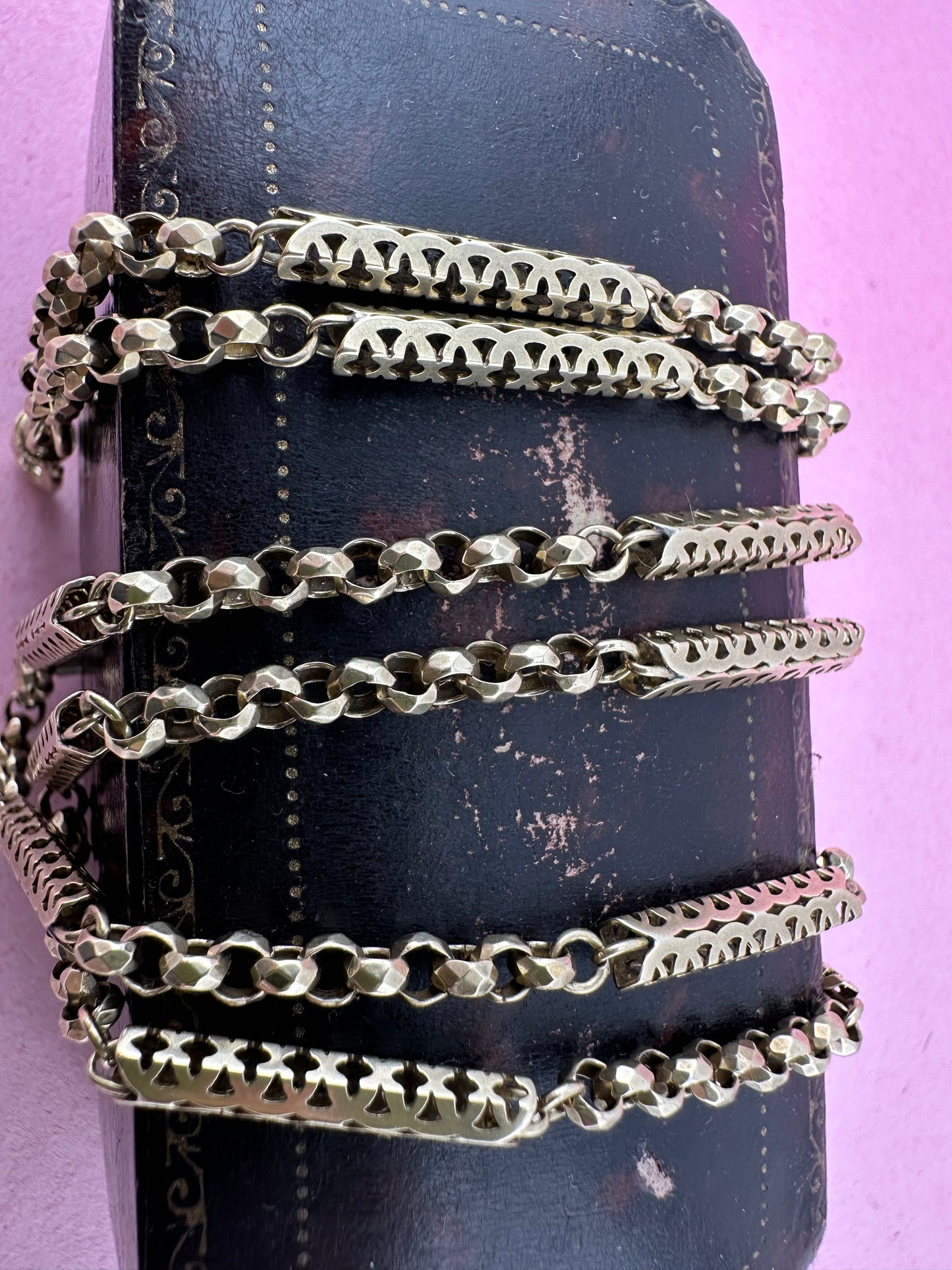 Antique 9ct Gold Fancy Bar and faceted Belcher chain with screw top dogclip