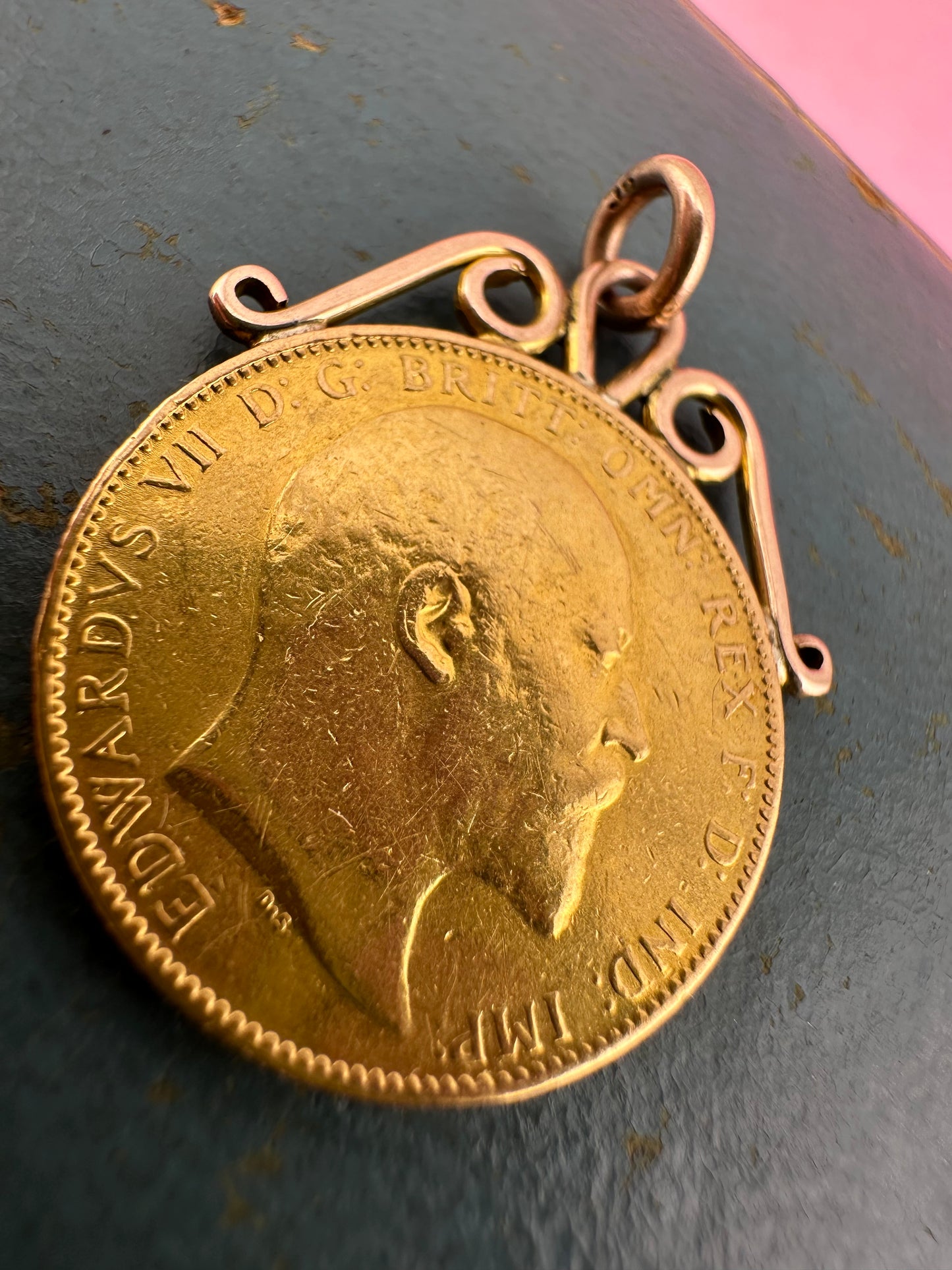 22ct Gold 1902 Full Sovereign with 9ct gold mount
