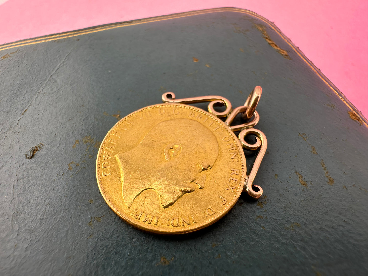 22ct Gold 1902 Full Sovereign with 9ct gold mount