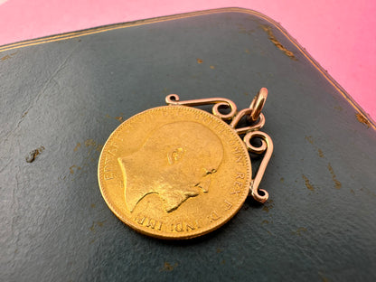 22ct Gold 1902 Full Sovereign with 9ct gold mount