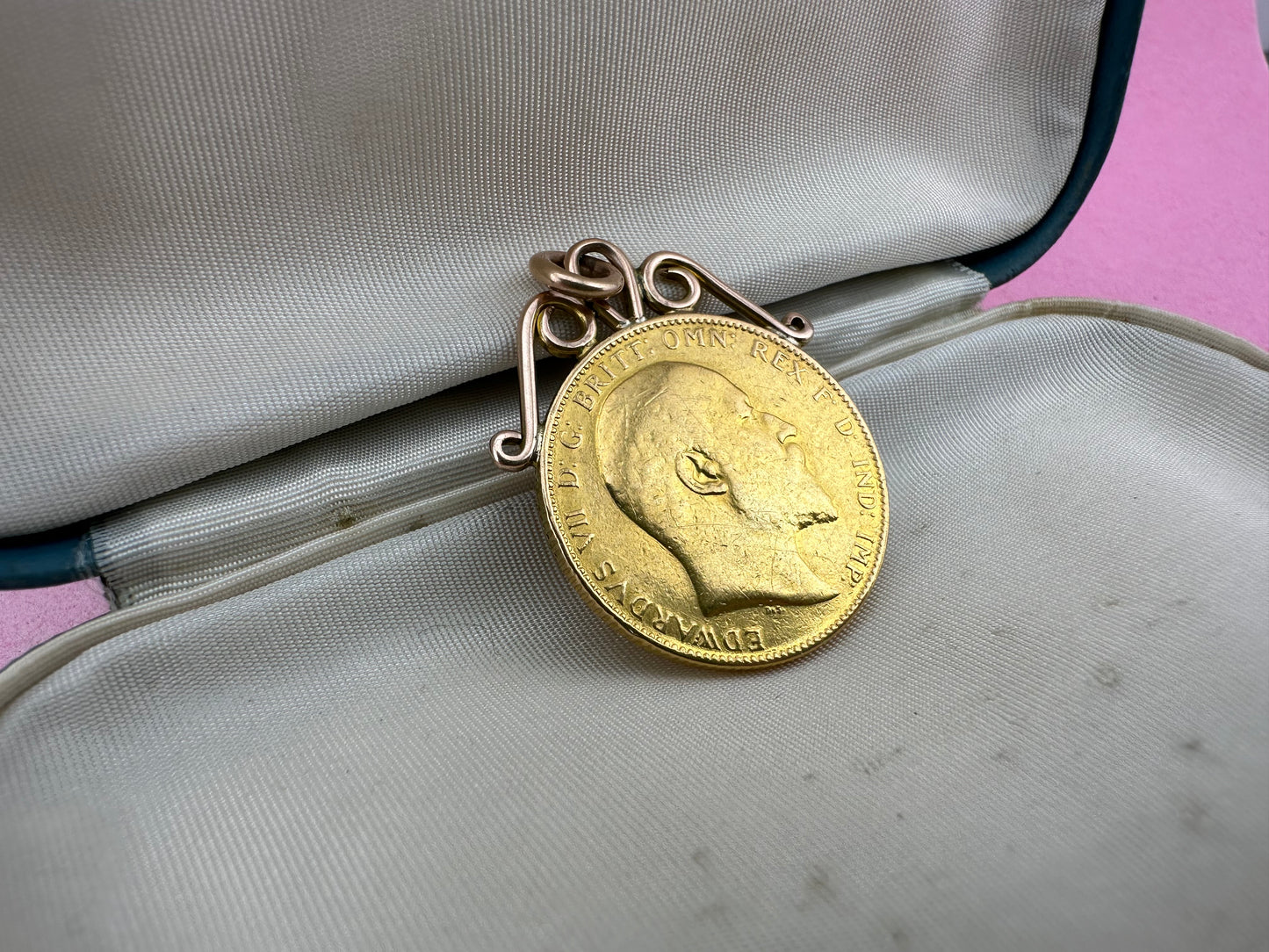 22ct Gold 1902 Full Sovereign with 9ct gold mount