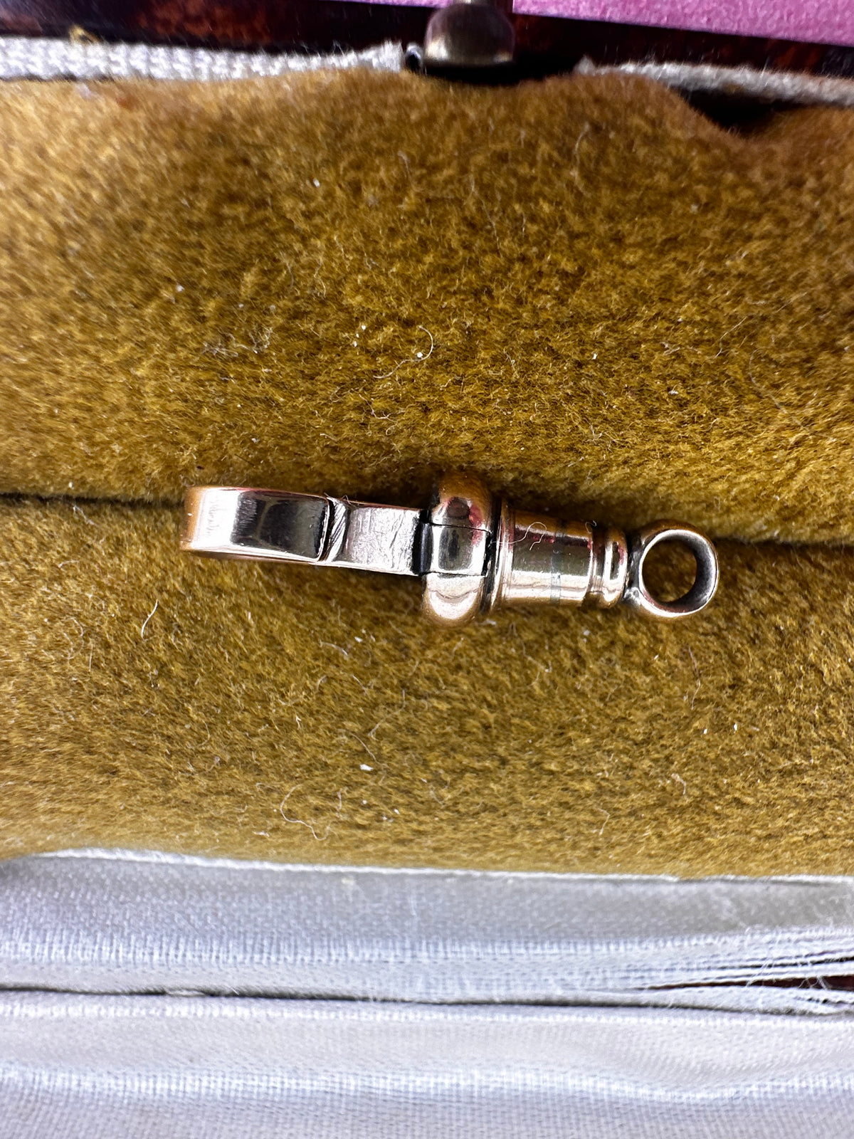 Antique 9ct rose gold Flat Edge Dog clip
