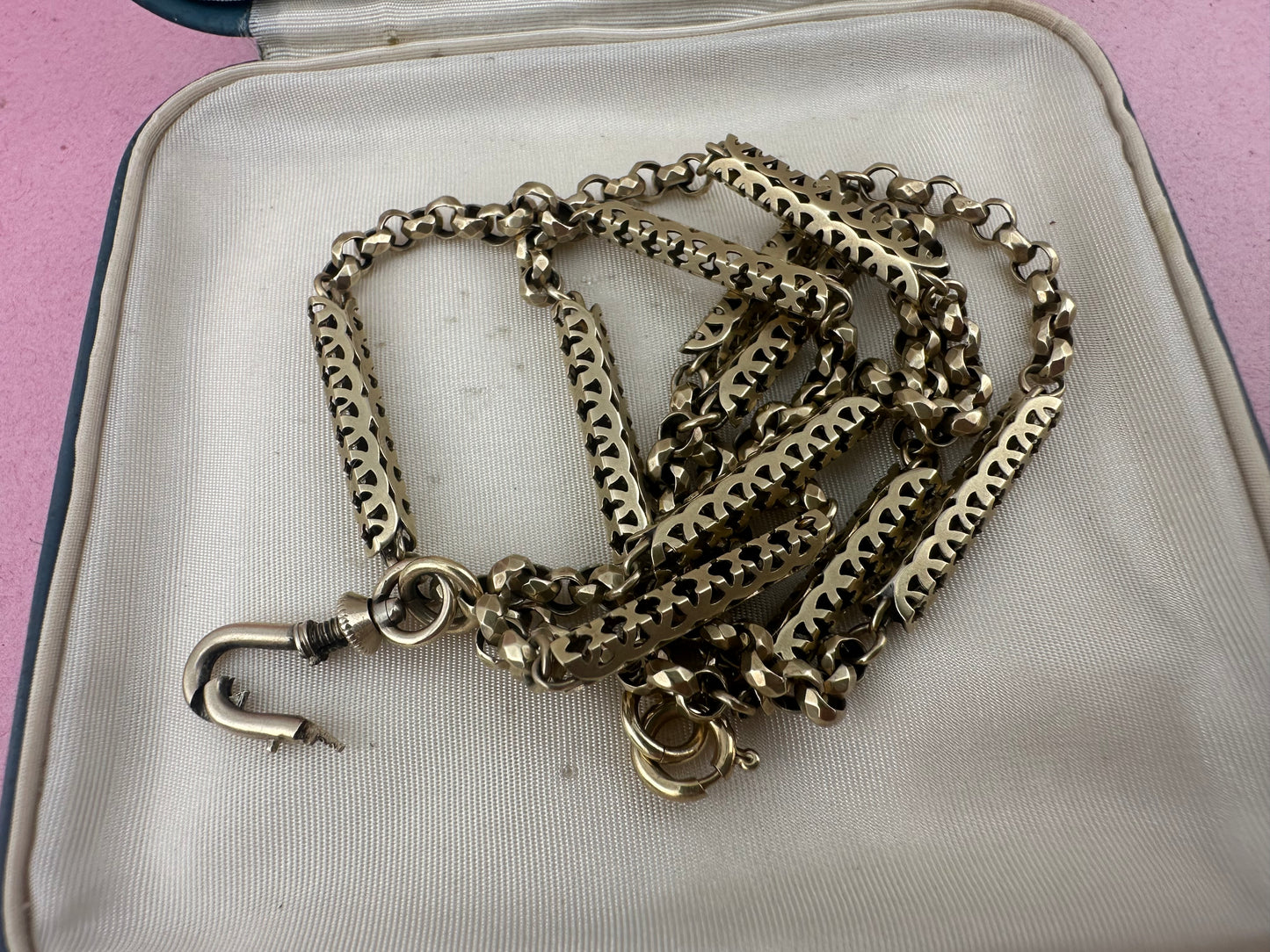 Antique 9ct Gold Fancy Bar and faceted belcher chain with screw top dog clip