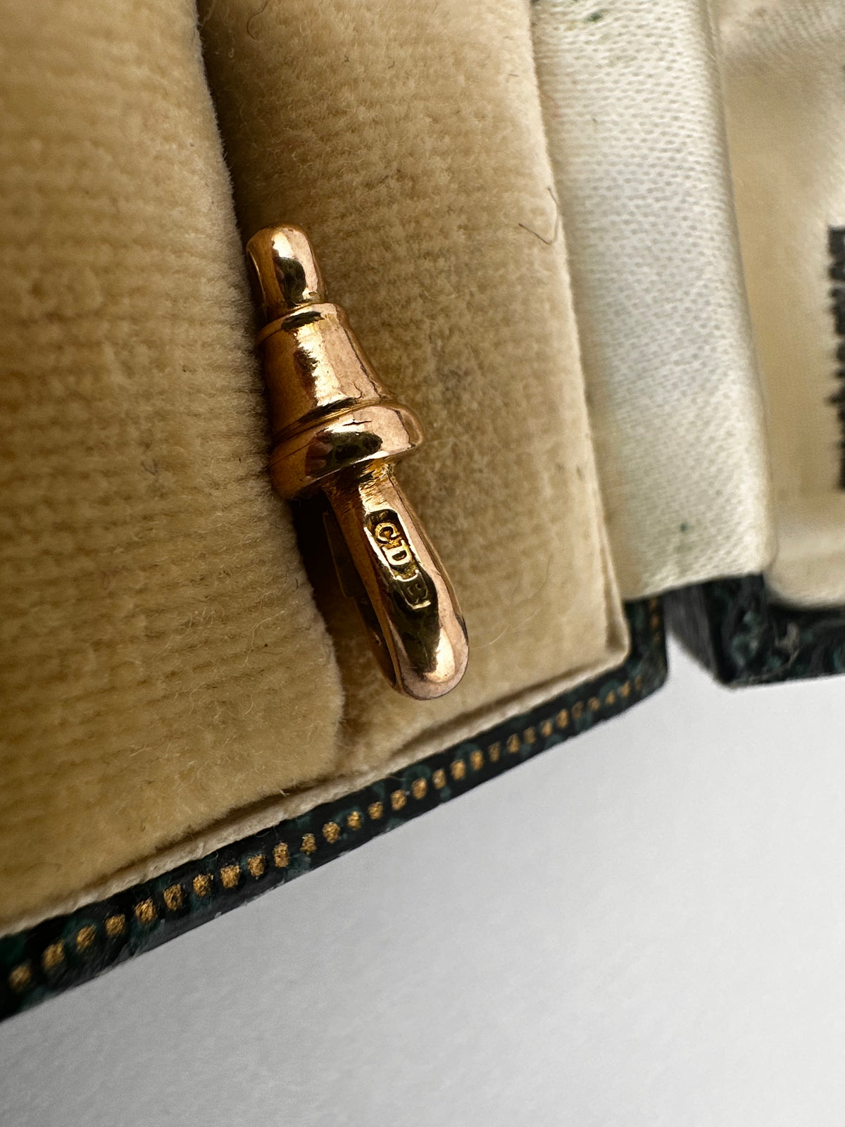 Antique 9ct Peachy gold dog clip