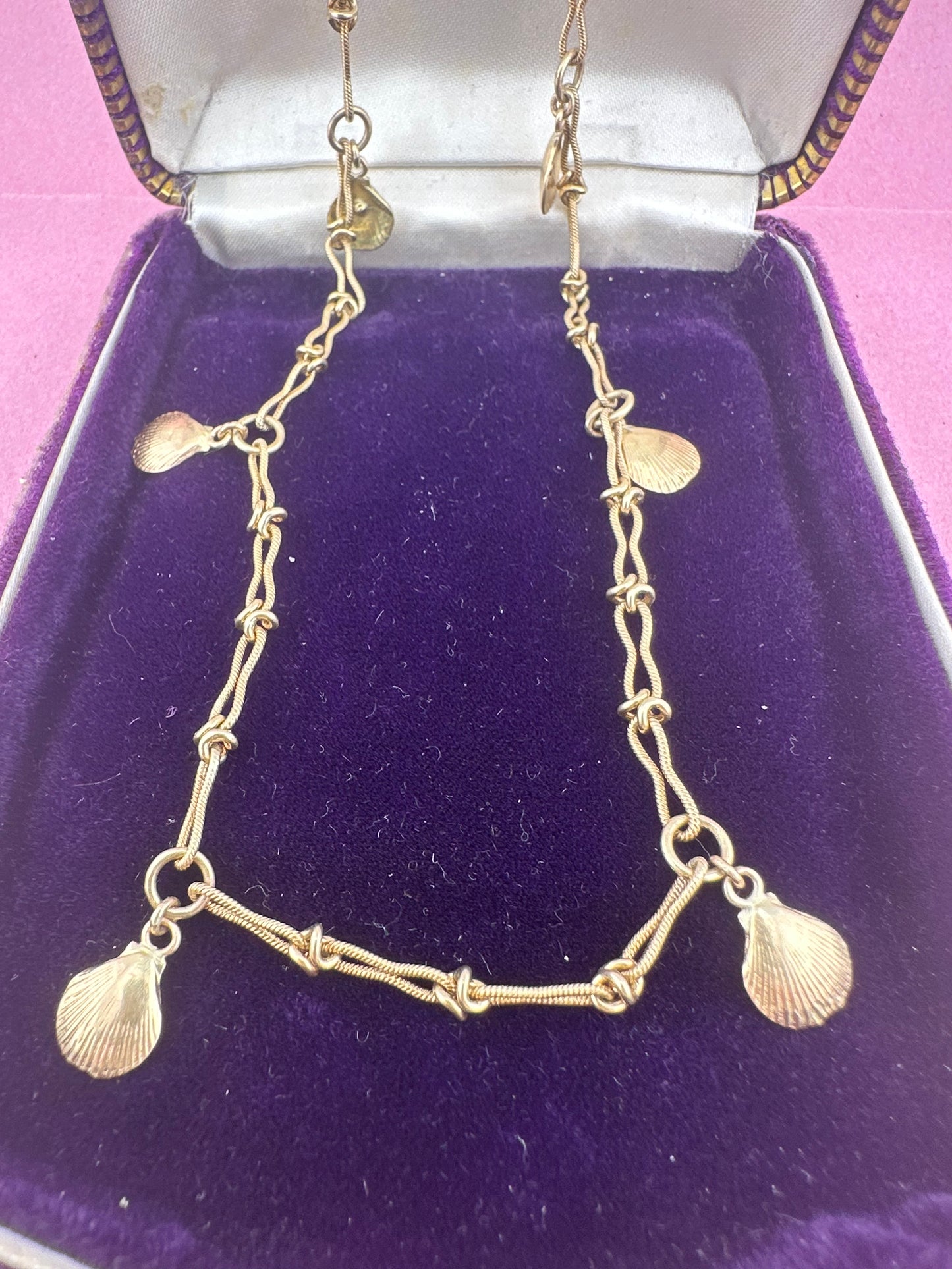 Vintage 9ct Gold Infinity Link chain with 14ct Shells