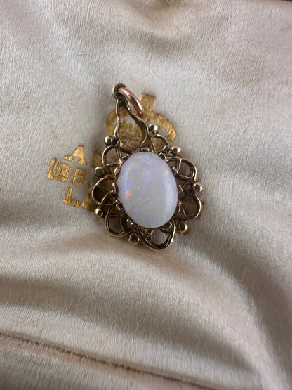 Vintage 9ct Gold Opal pendant