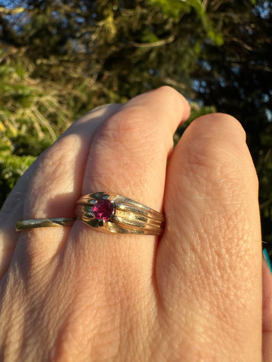 Vintage 9ct Ruby Belcher Ring