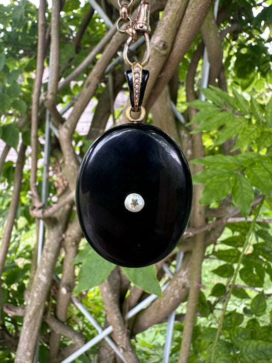 18ct Gold Onyx Locket with seed pearls, enamel and star detail. Frame 15ct.