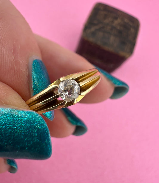 Edwardian 18ct Old Mine Cut Diamond Belcher Ring