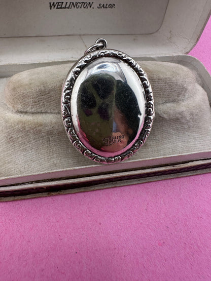 Sterling silver Oval wreath Locket