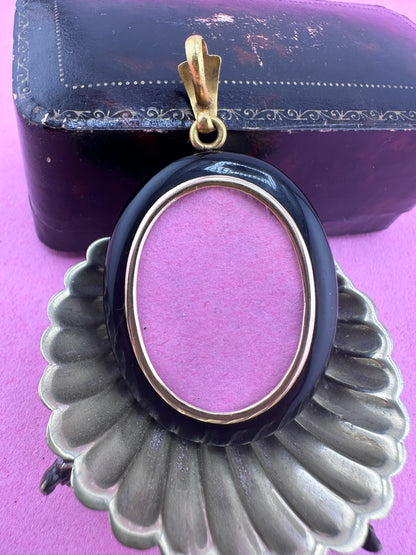18ct Gold Onyx Locket with seed pearls, enamel and star detail. Frame 15ct.