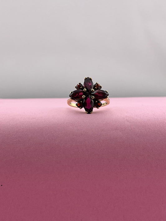 Vintage 9ct Gold Garnet cluster ring