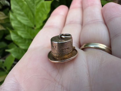 Vintage 9ct Gold Articulated Magicians hat charm, with enamel rabbit