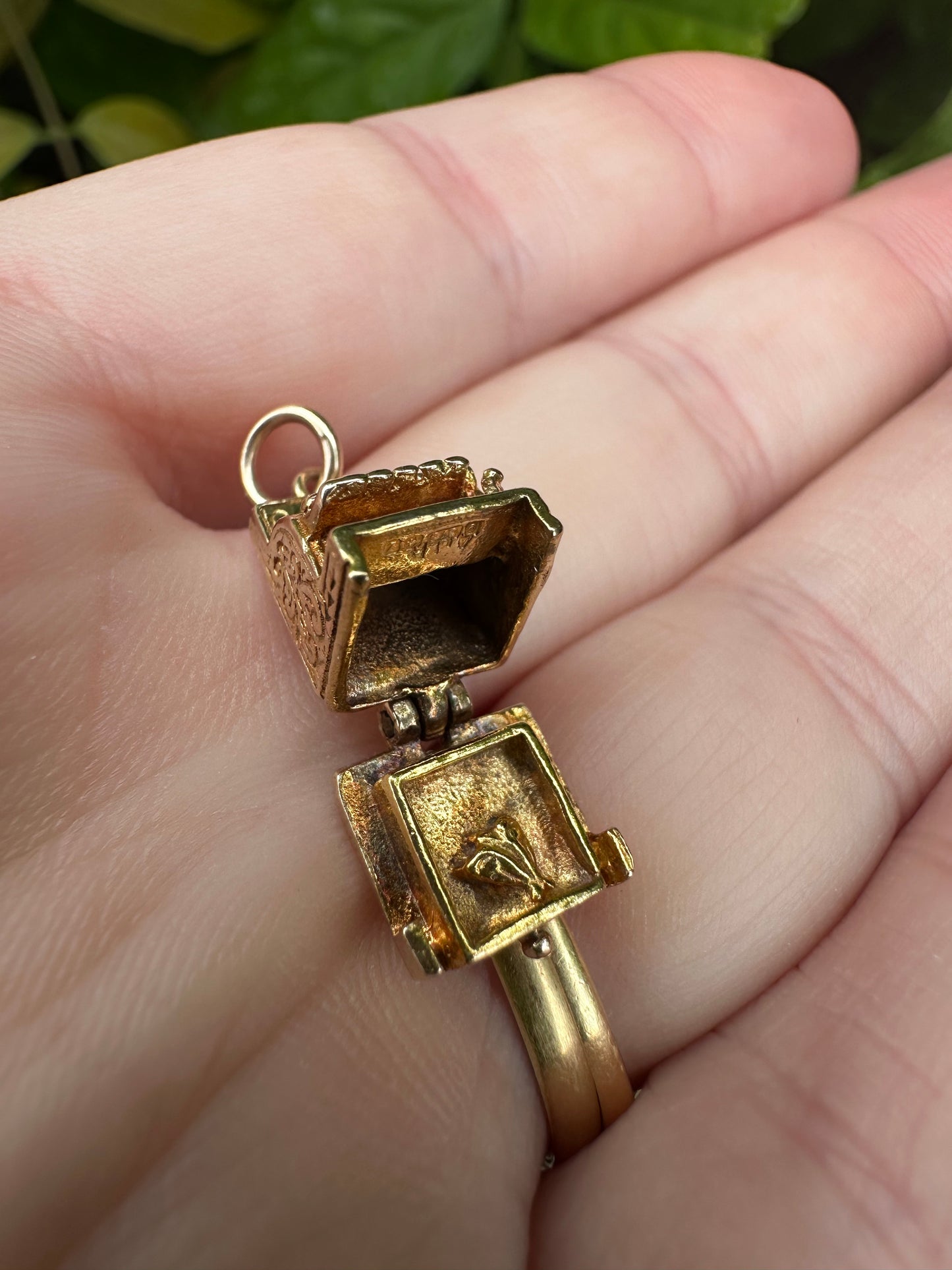 Vintage 9ct Gold Cash register charm, bottom opens